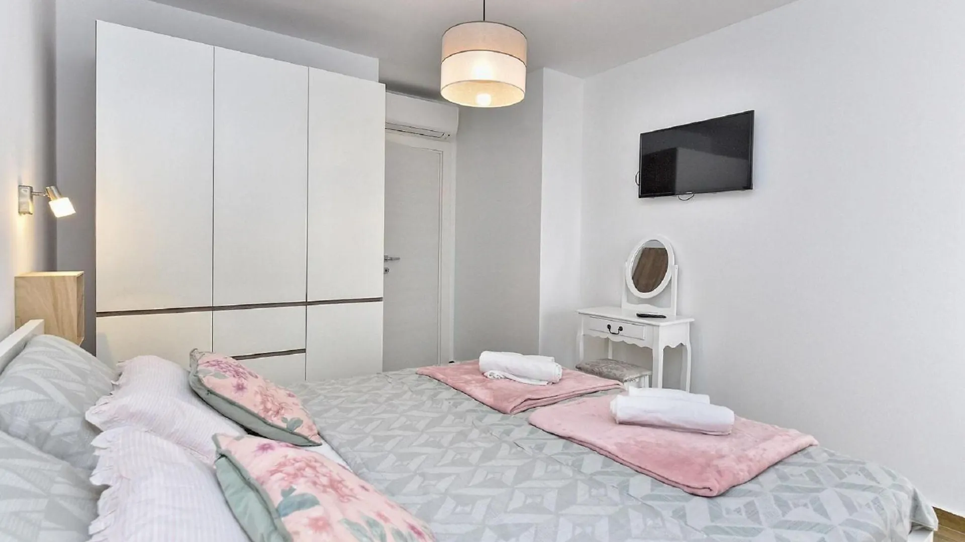Modern Villa With Private Hydromassage Pool 보드냔